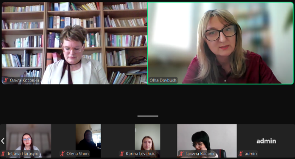  Фото 4. Ольга Довбуш знайомить учасників засідання із платформою для поширенняцифрових ресурсів і практик.png